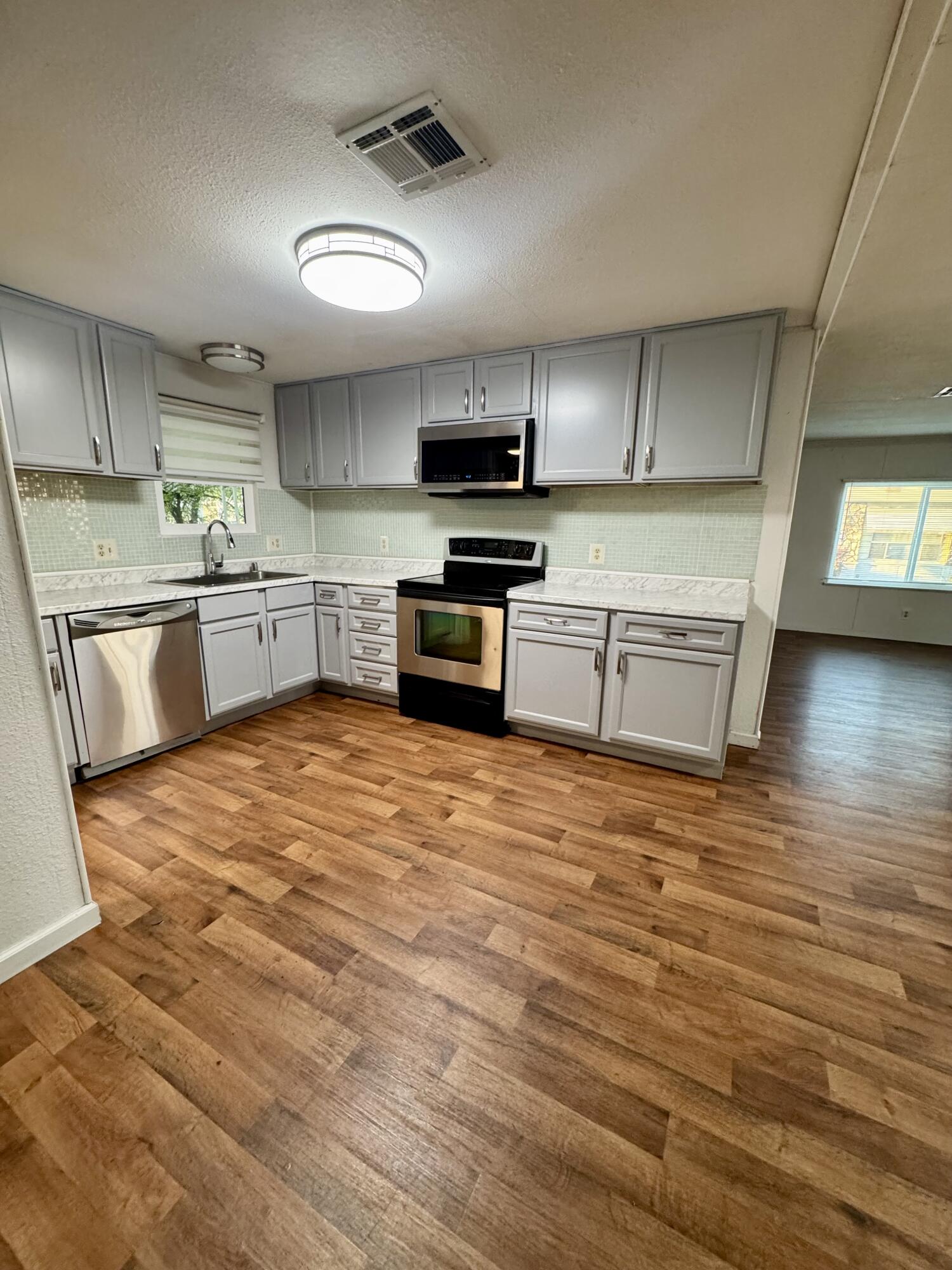 2301 S Divisadero Street, 98