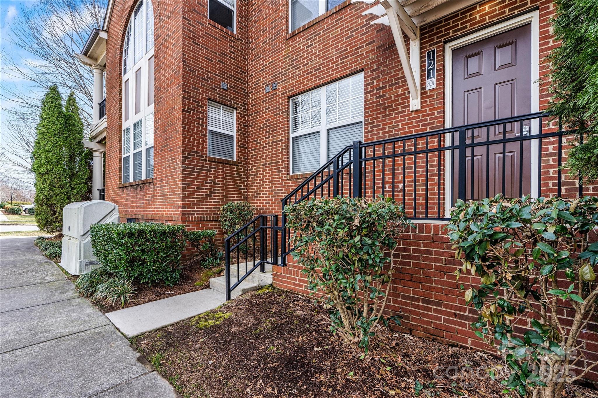 121 Irving Avenue Unit: F