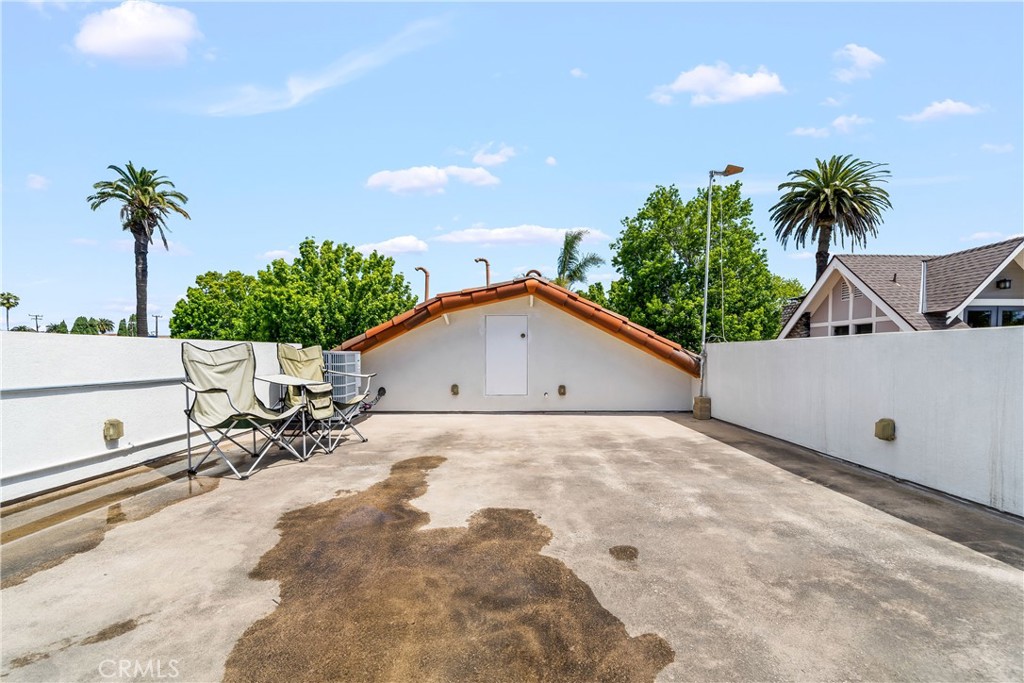 2728 E 1st