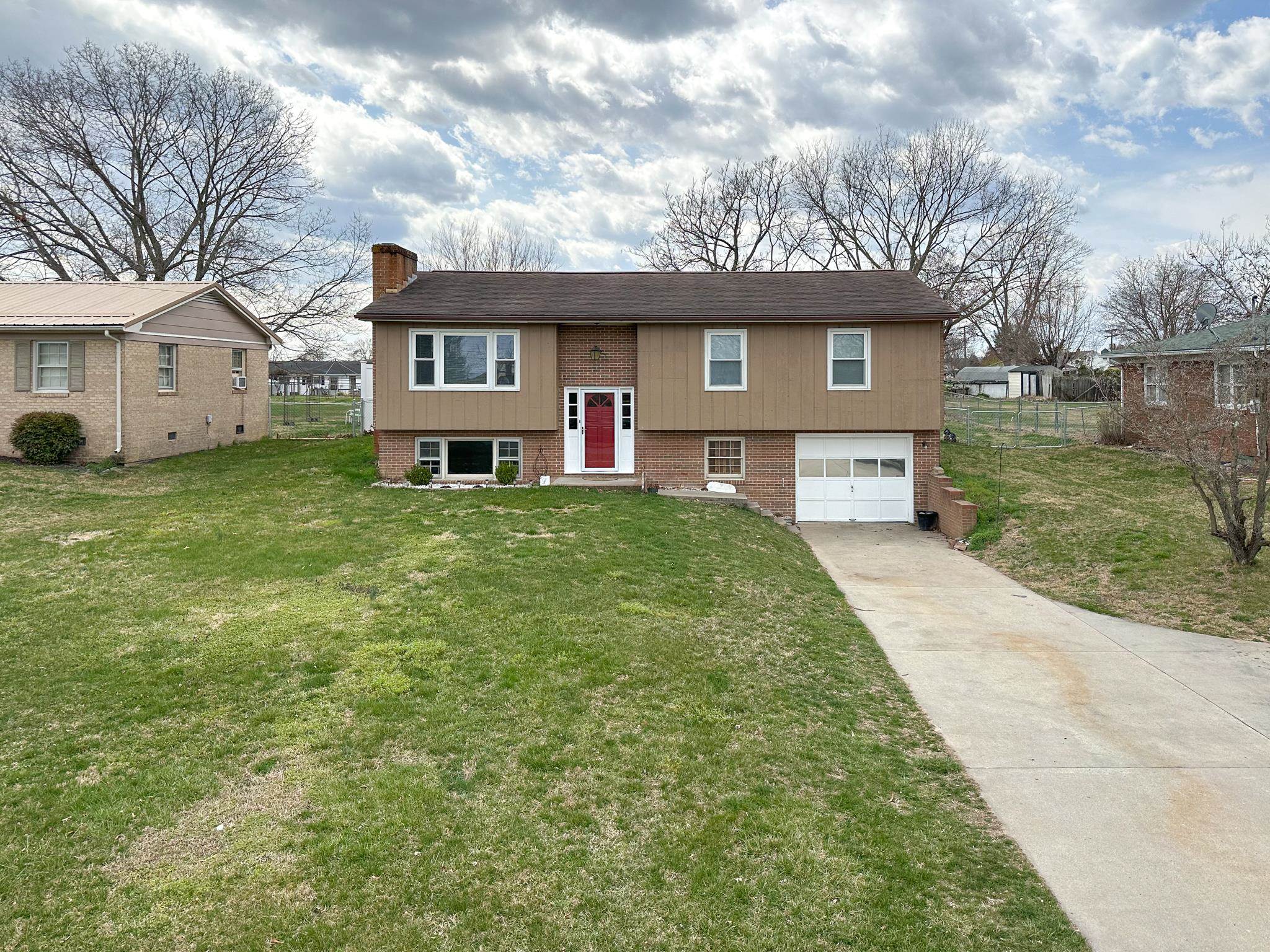 76 HILLSIDE DR