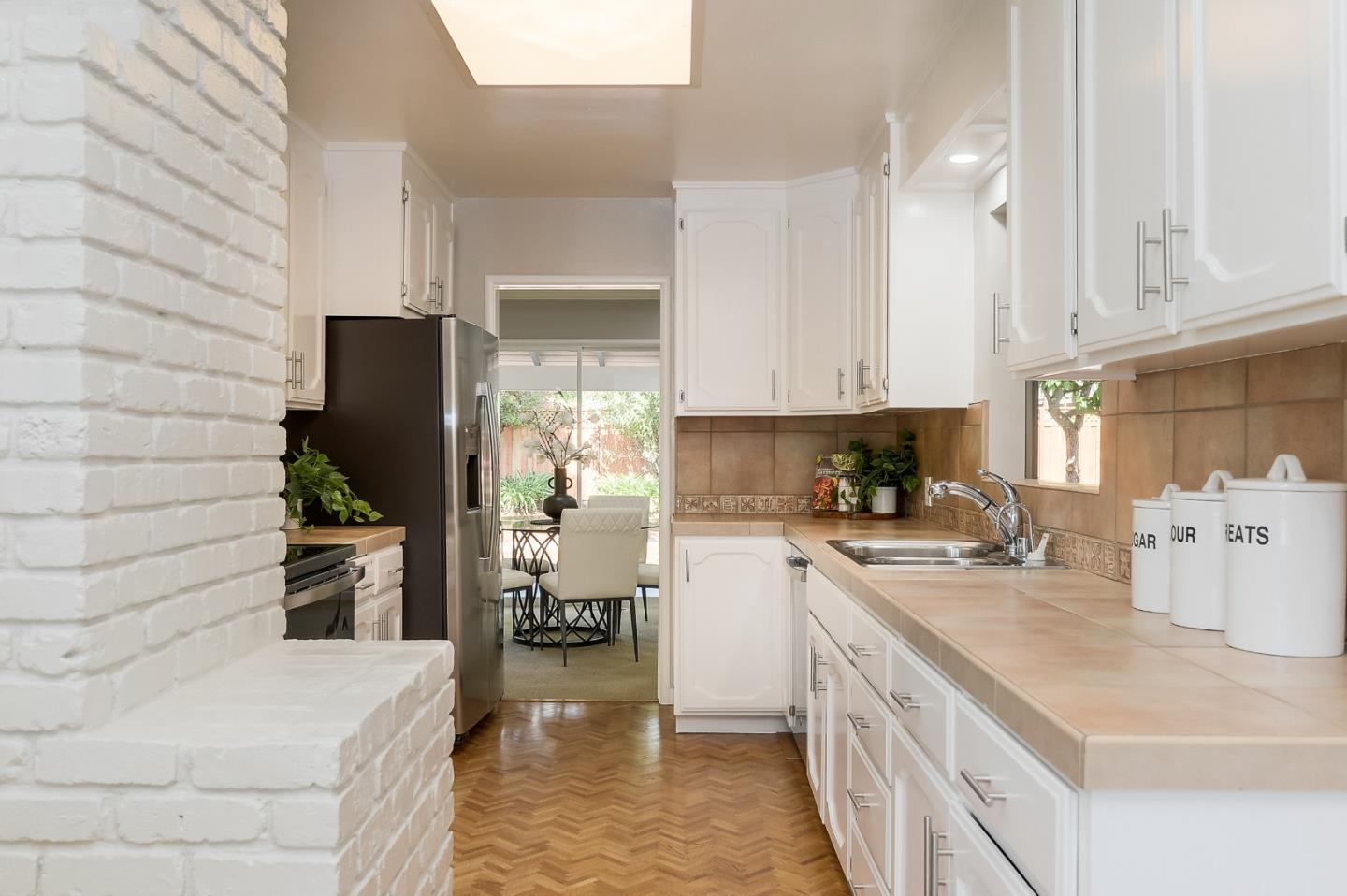 1409 Ravenswood DR