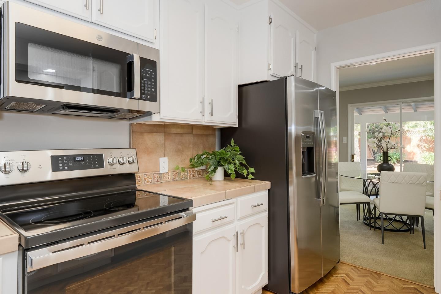 1409 Ravenswood DR