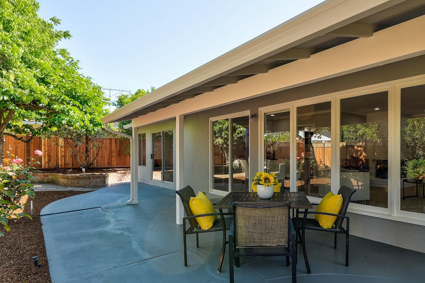 1409 Ravenswood DR