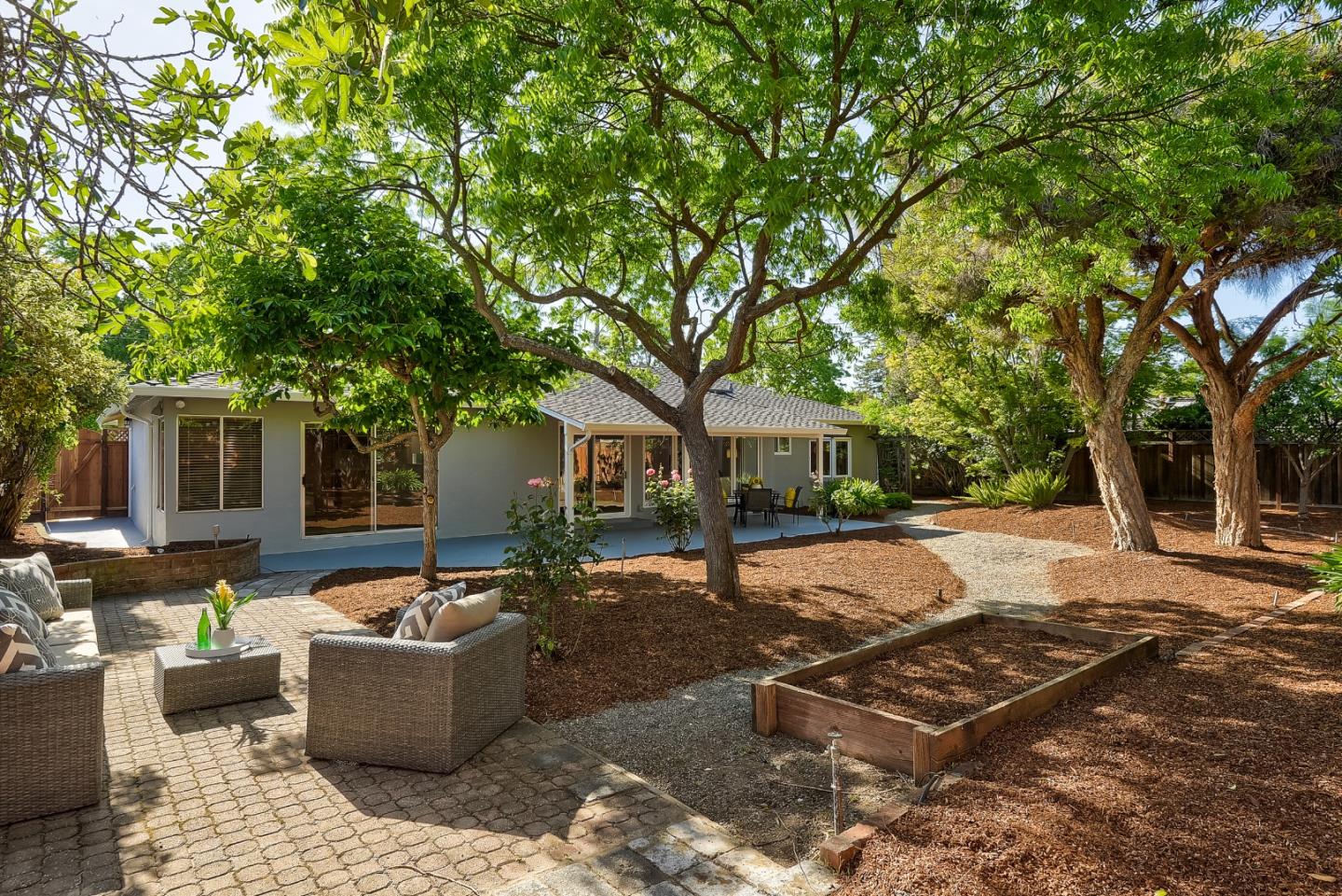 1409 Ravenswood DR
