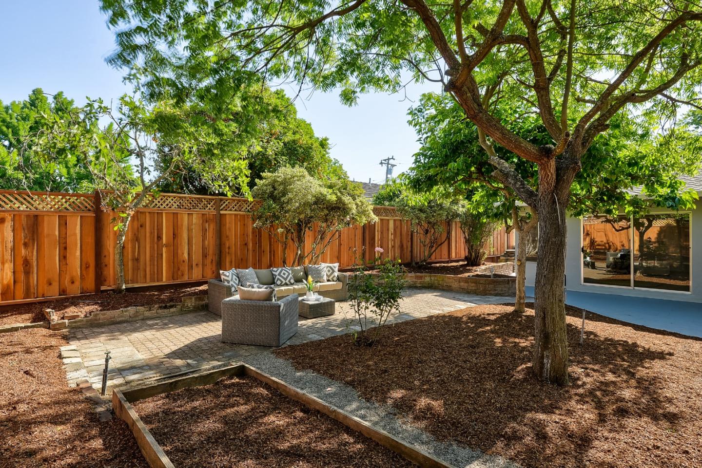 1409 Ravenswood DR