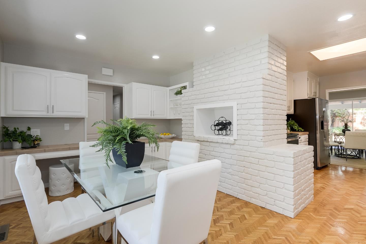 1409 Ravenswood DR