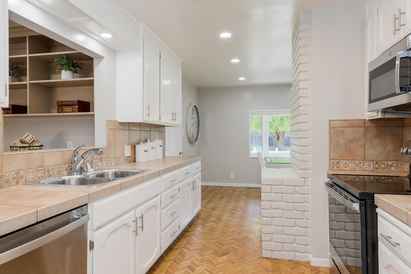 1409 Ravenswood DR