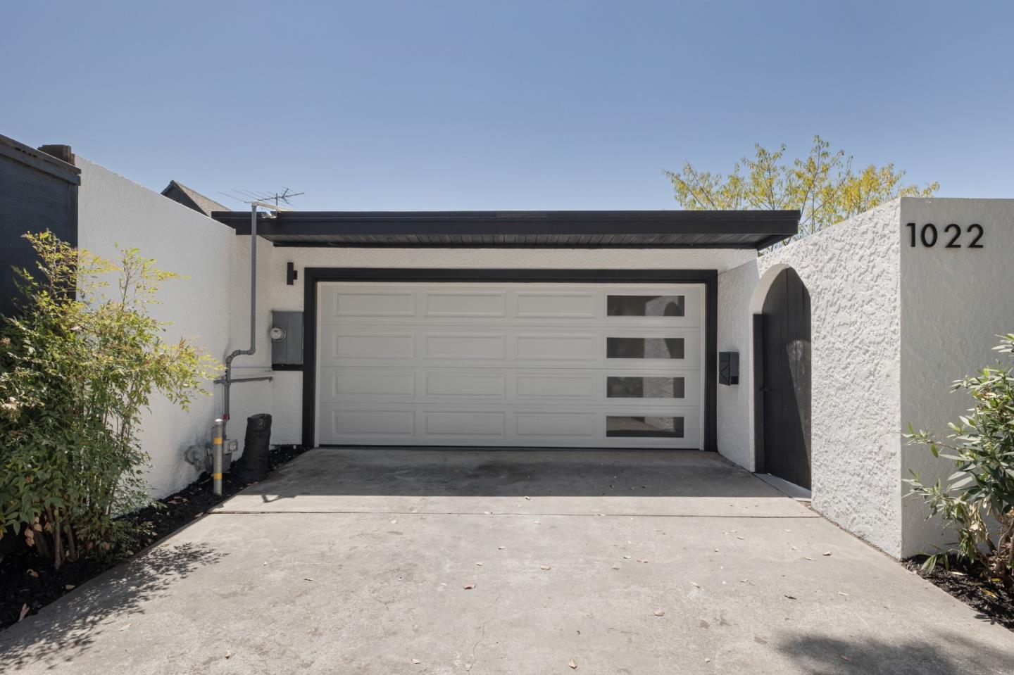 1022 E Evelyn AVE