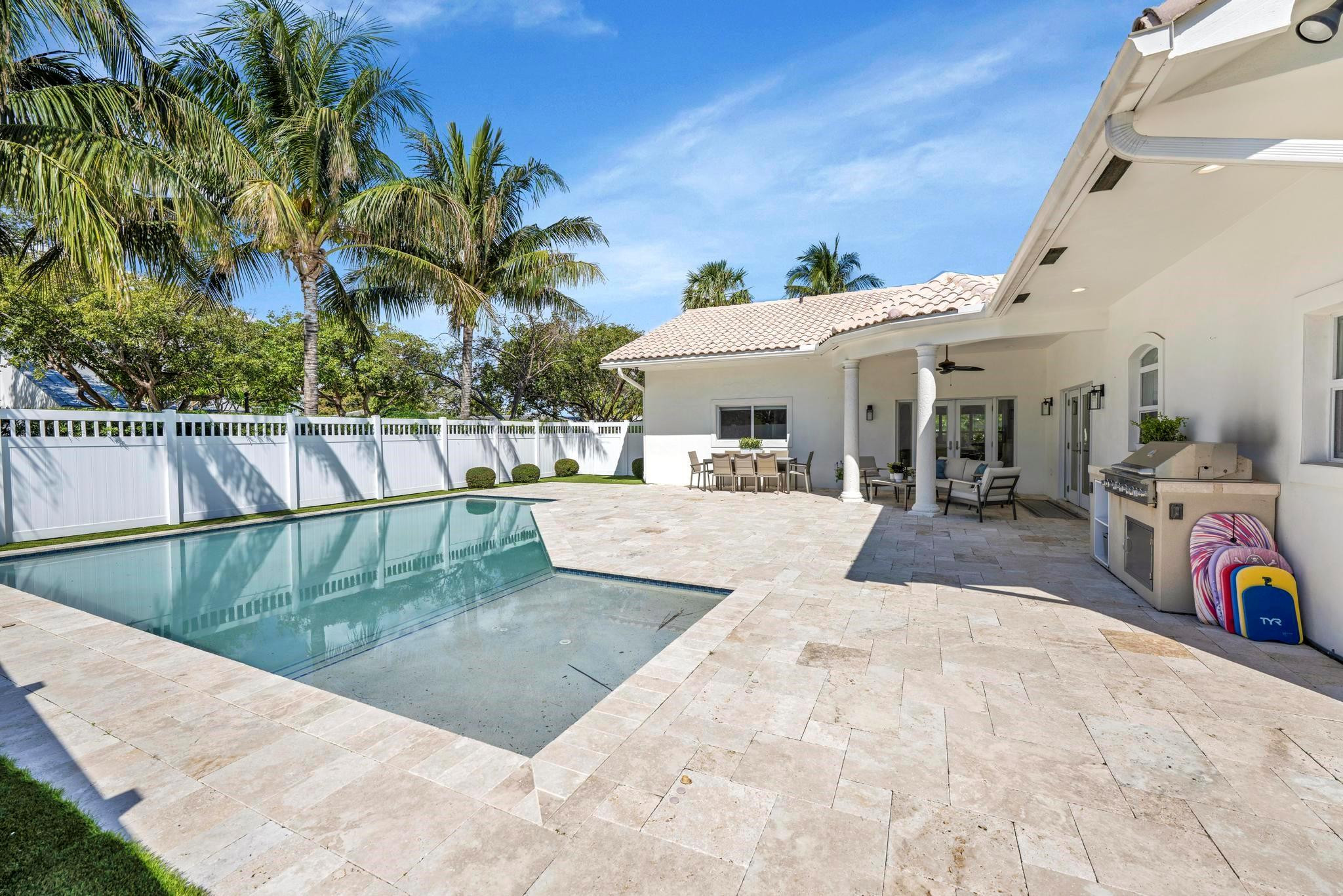 8 Oneida Ln