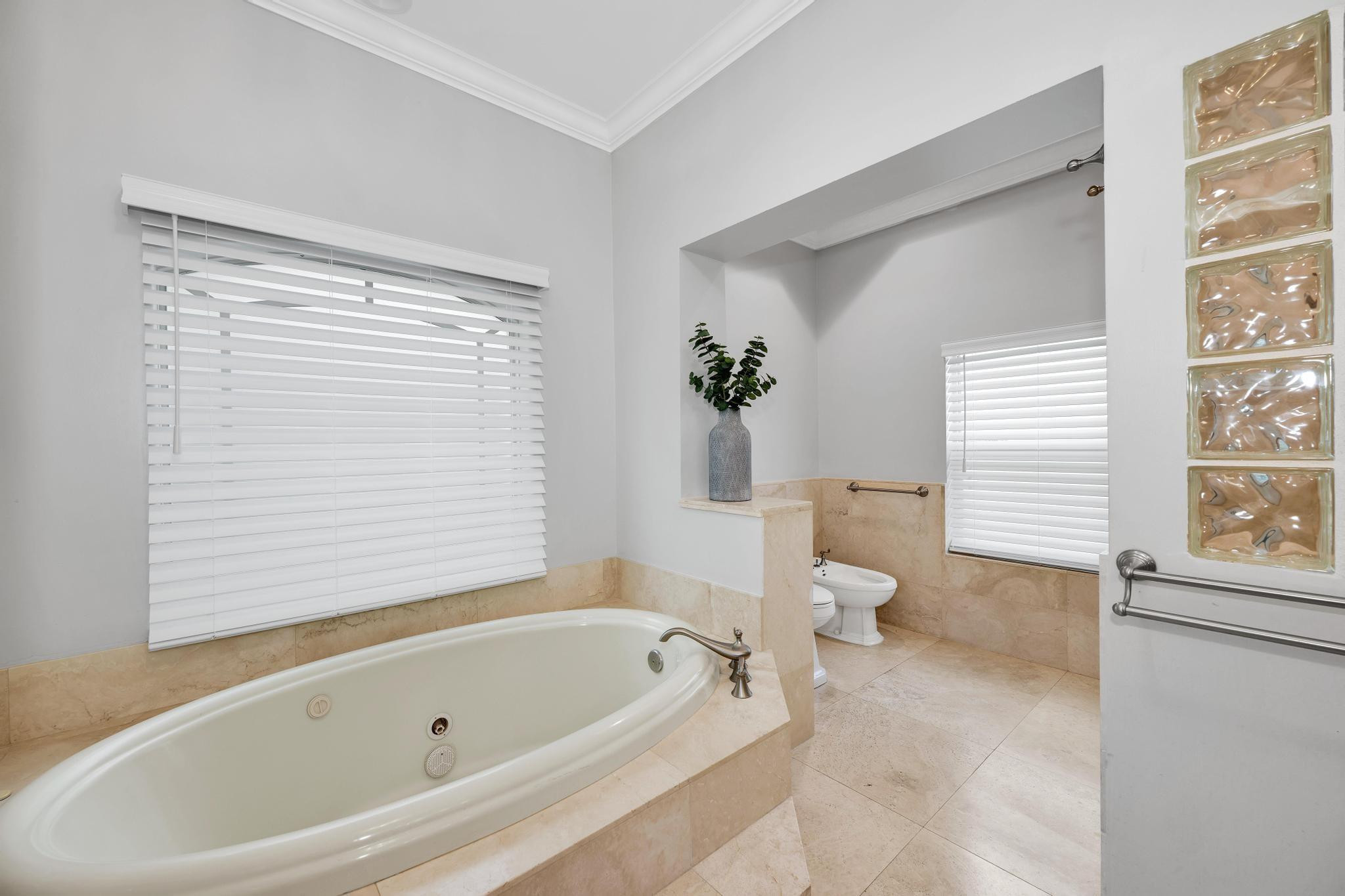 8 Oneida Ln