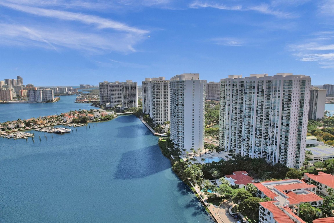 3301 NE 183rd St 1106