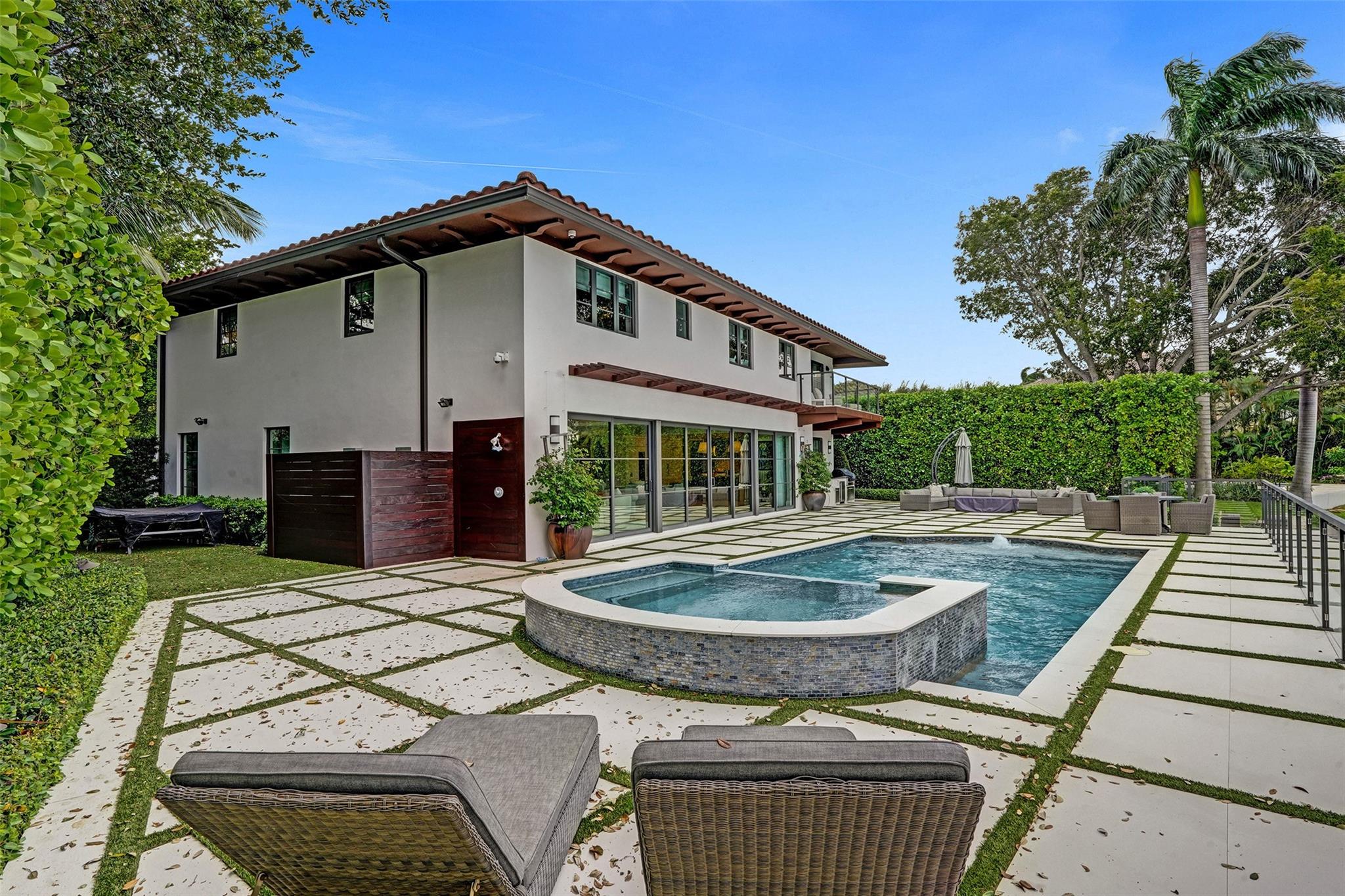 3 Cayuga Rd
