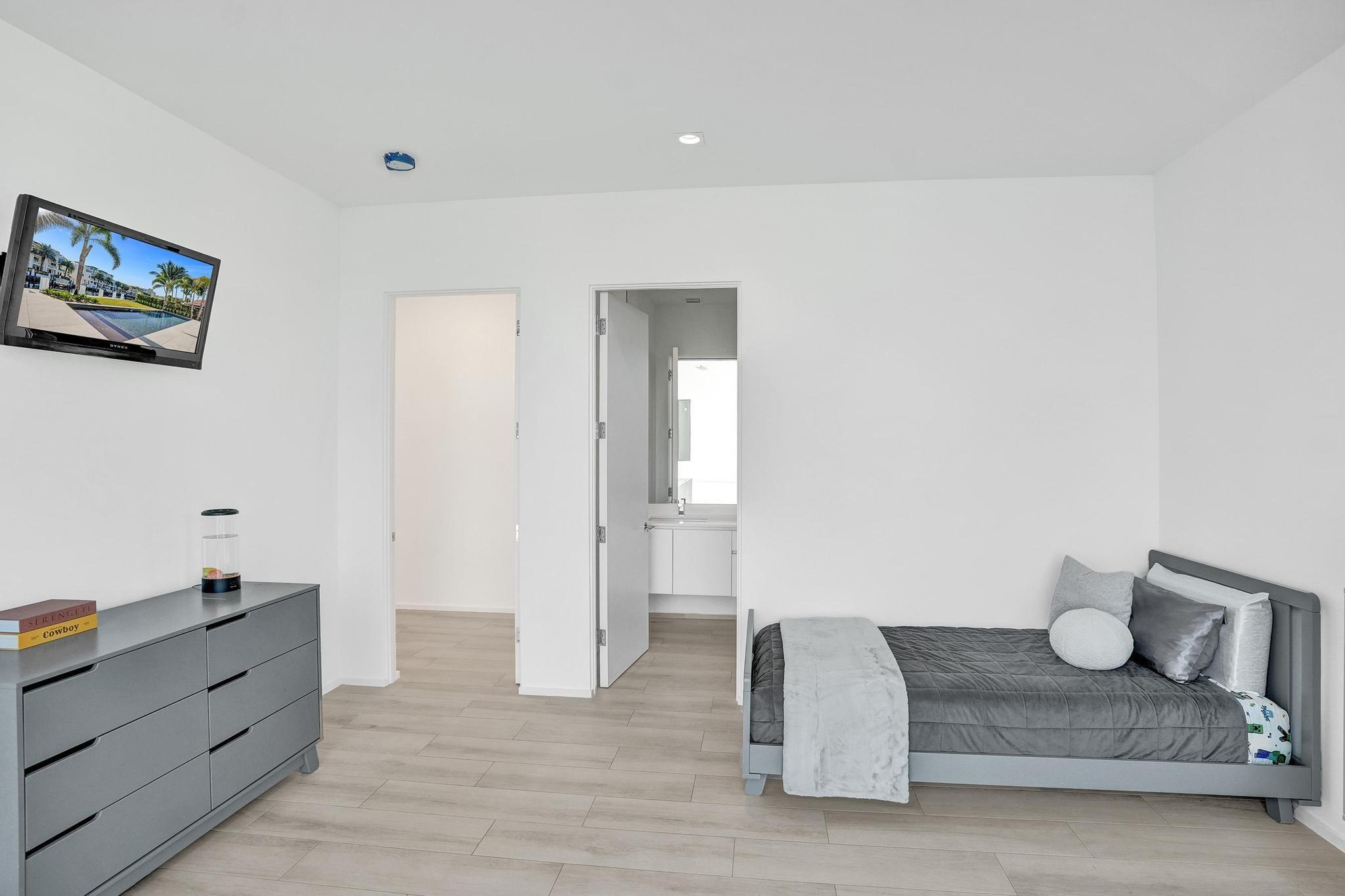 4232 E Tradewinds Ave