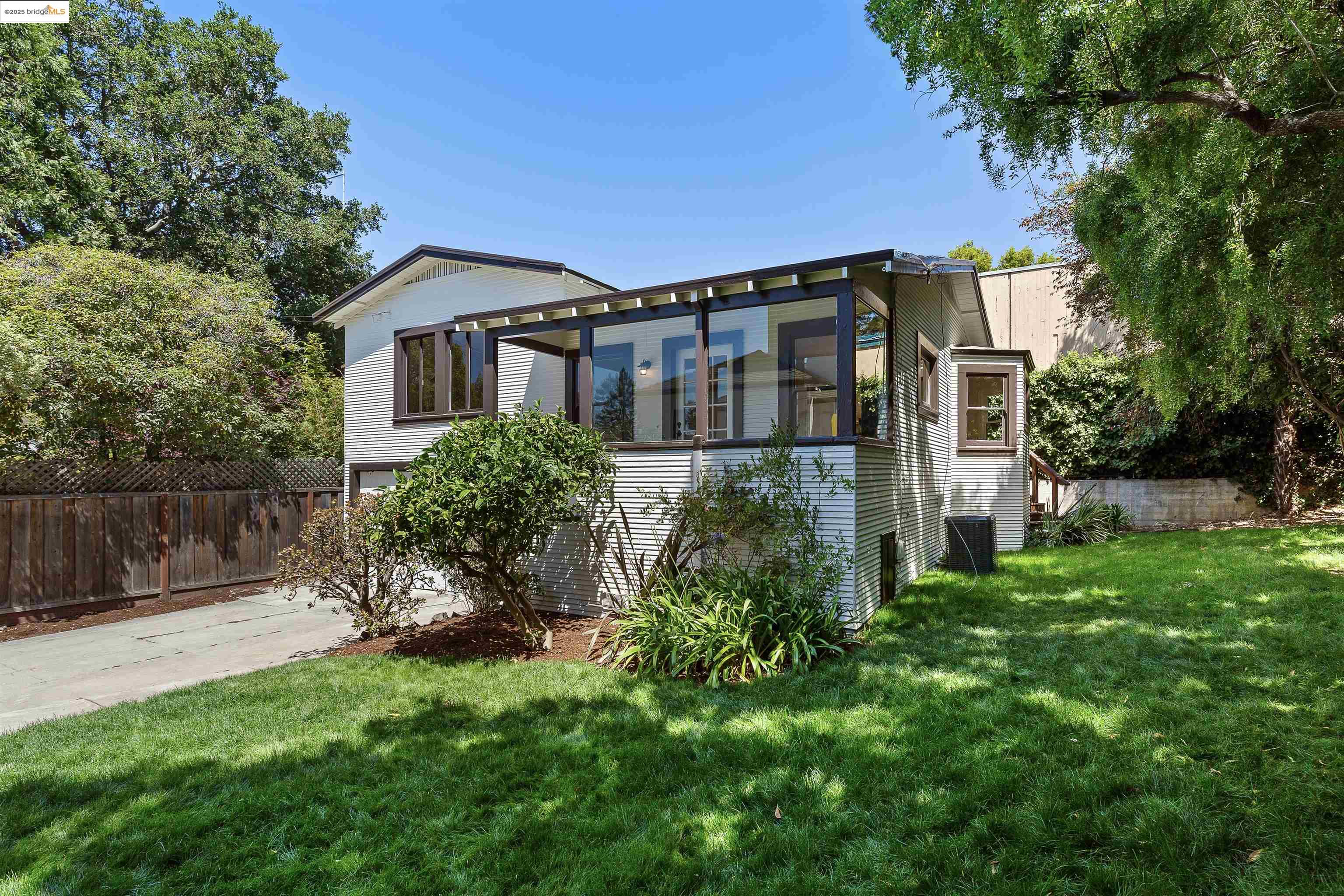 1351 Carlotta Ave