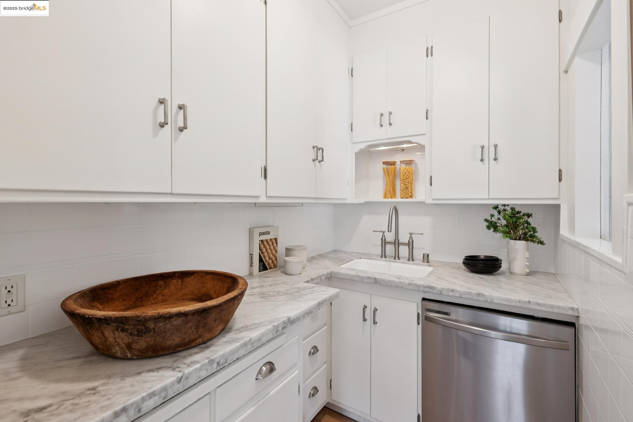 6060 Harwood Avenue, Oakland