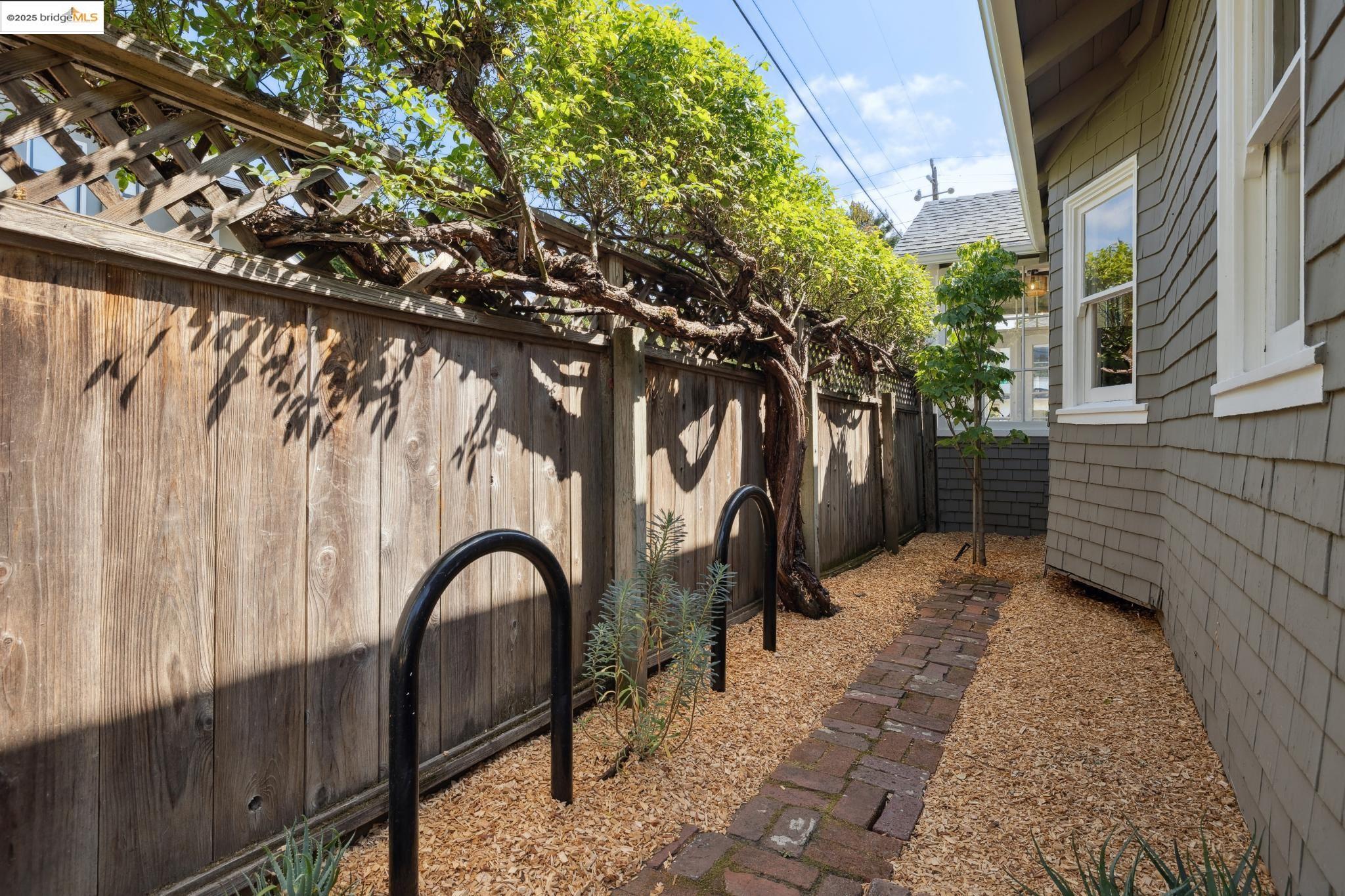 6060 Harwood Avenue, Oakland