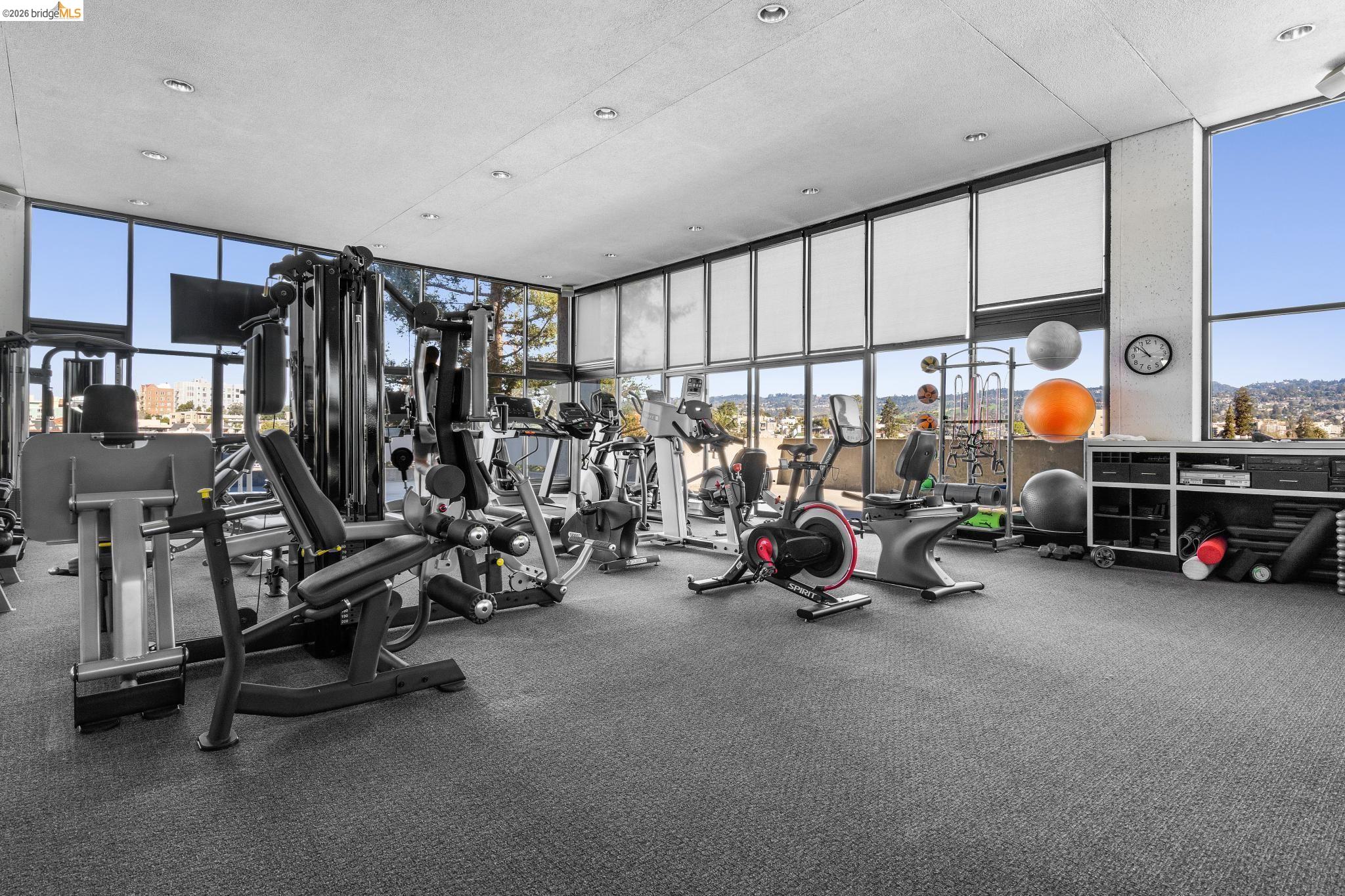 565 Bellevue Ave # 806