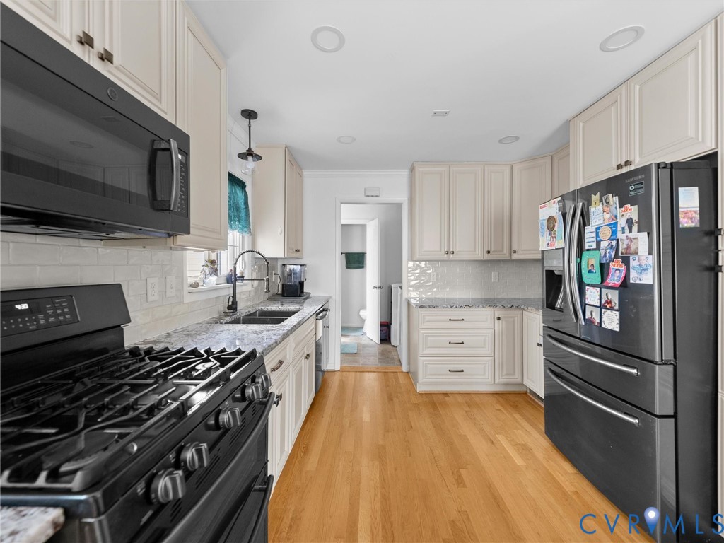 9118 Huron Ave