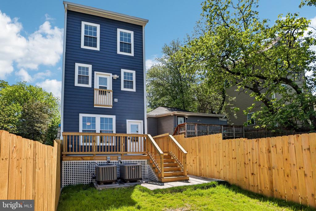 322 56TH STREET NE