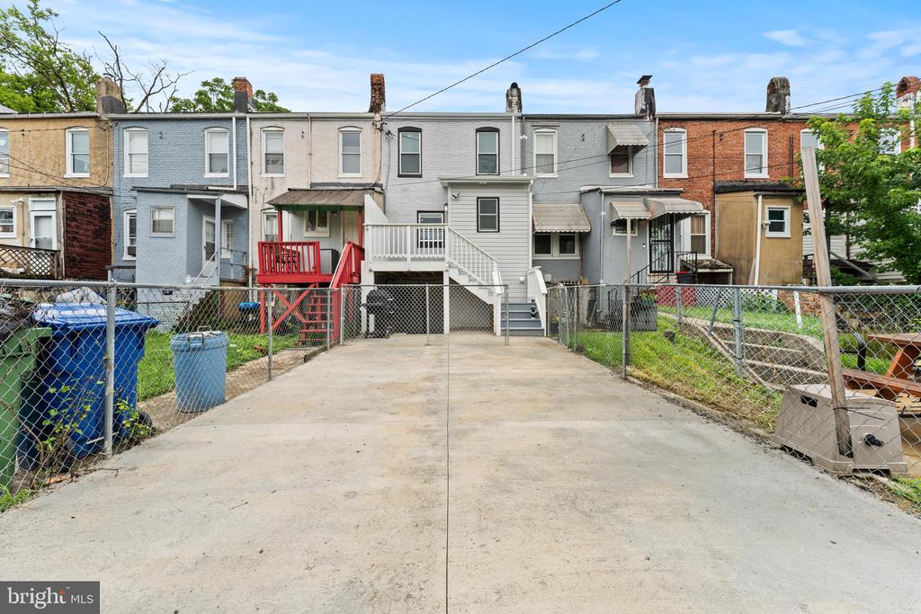 3706 Hayward Ave