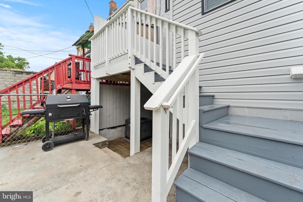 3706 Hayward Ave