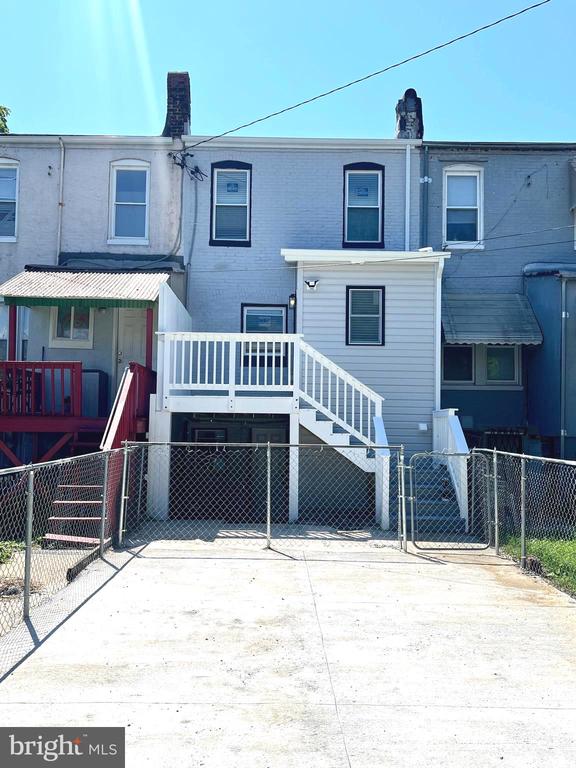 3706 Hayward Ave