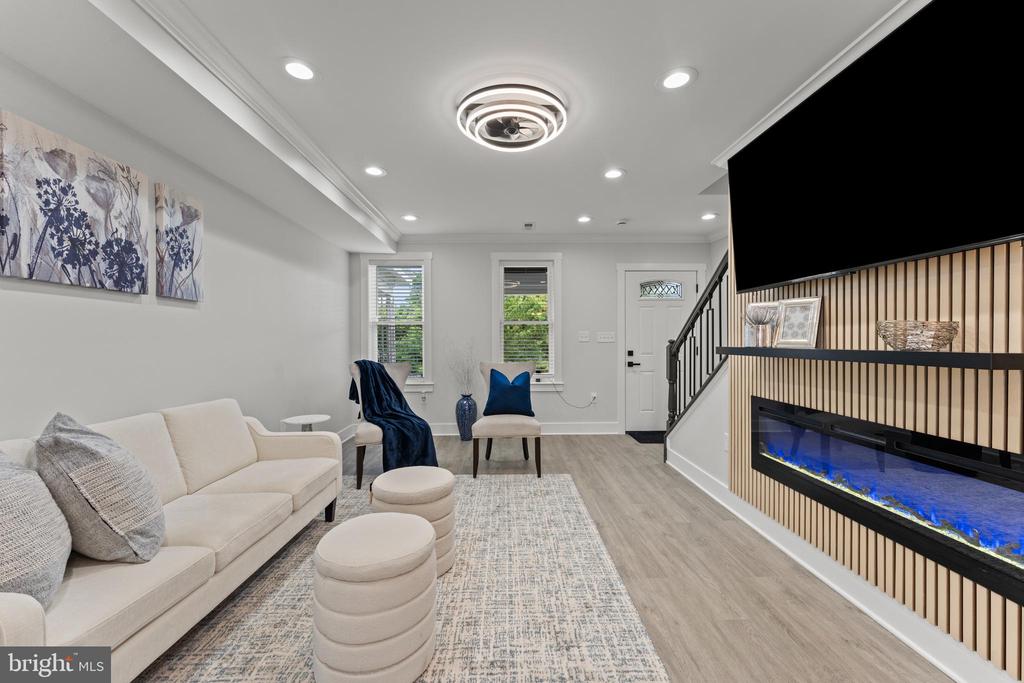 3706 Hayward Ave