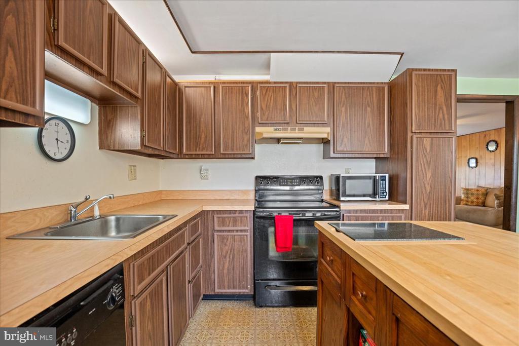 2701 PINEWOOD DRIVE