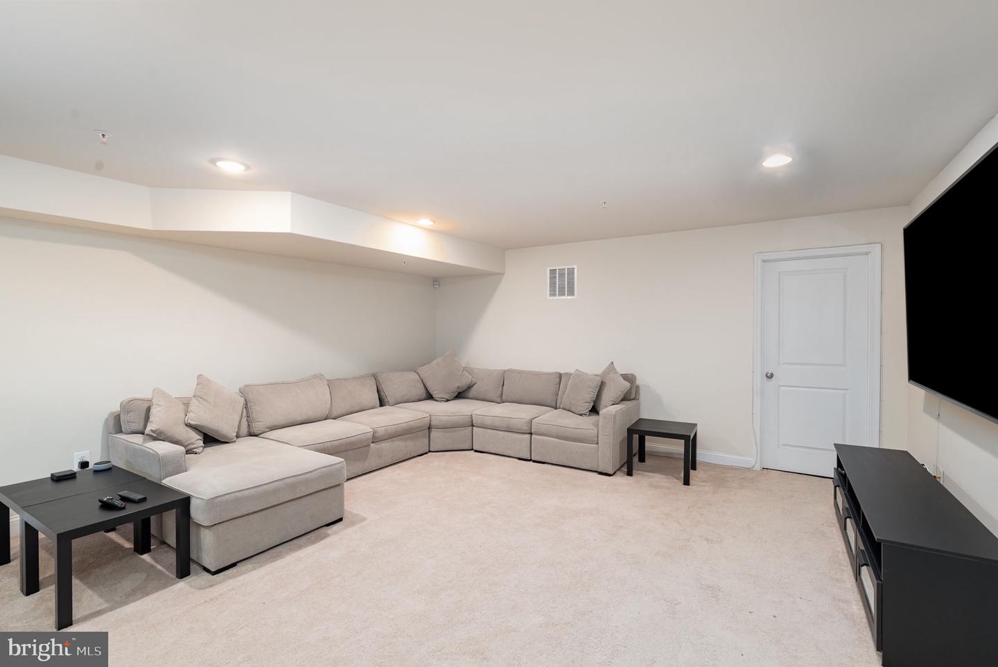 5452 Dundee Ln