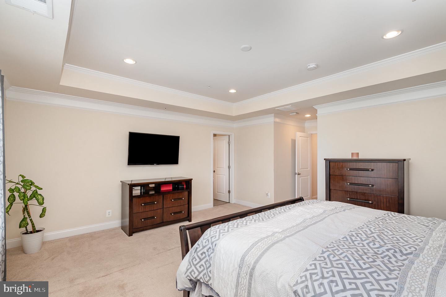5452 Dundee Ln