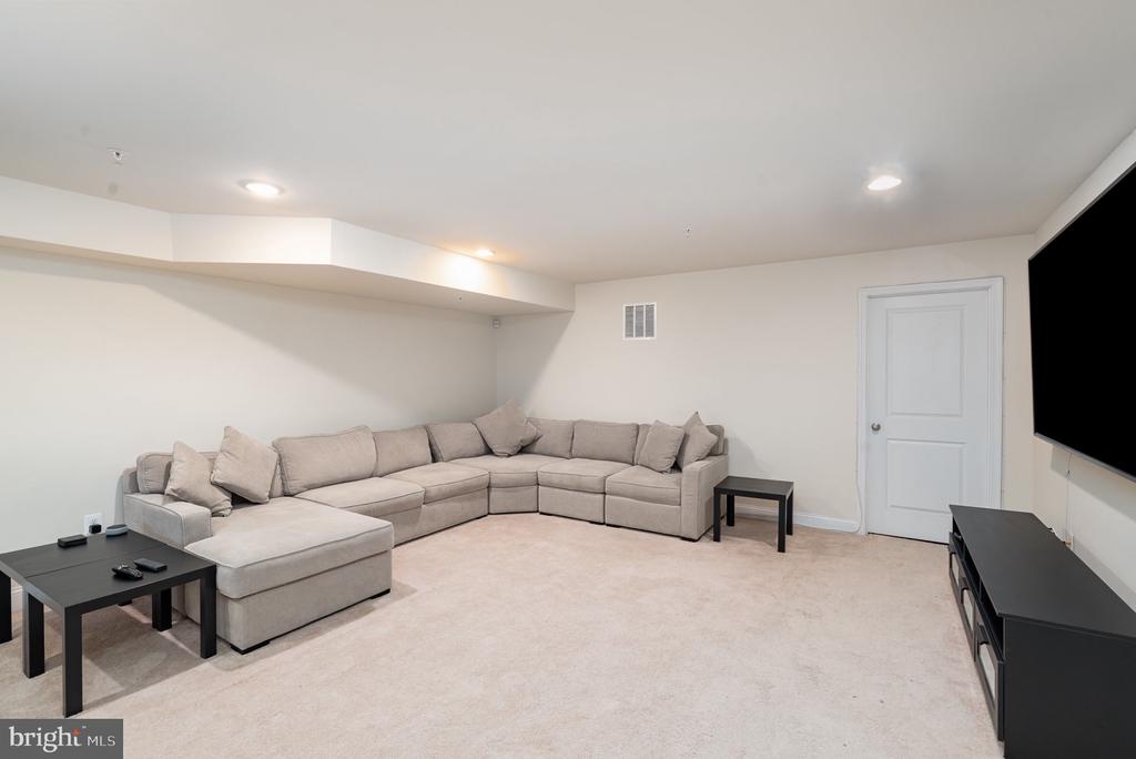 5452 Dundee Ln