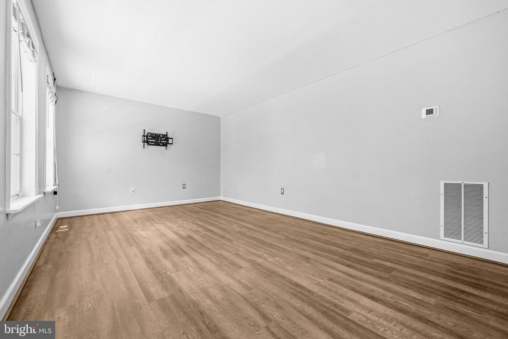 7090 MAXWELL DRIVE