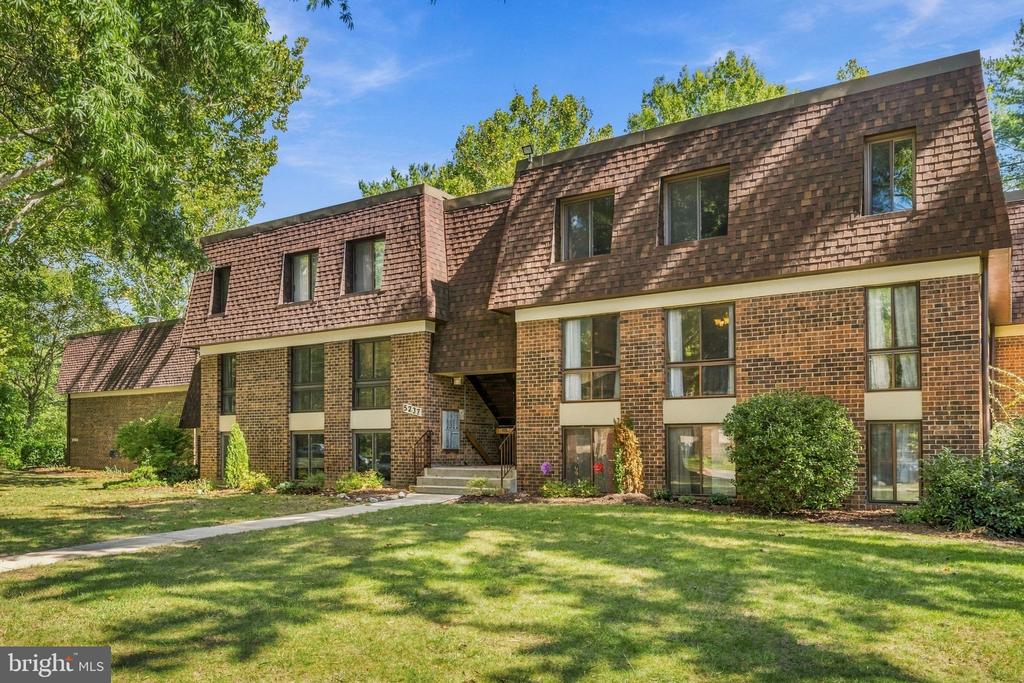 5237 W RUNNING BROOK ROAD Unit: 202