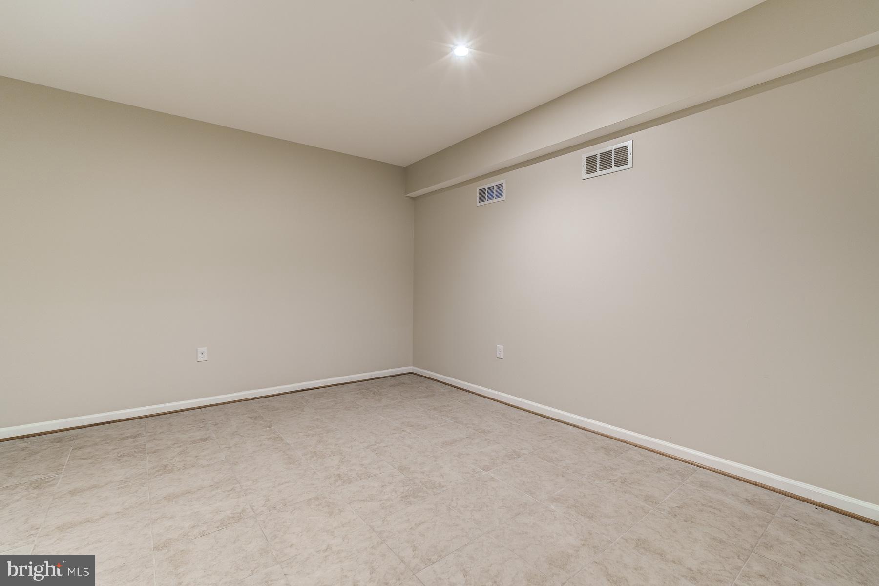 1906 Mayflower Dr