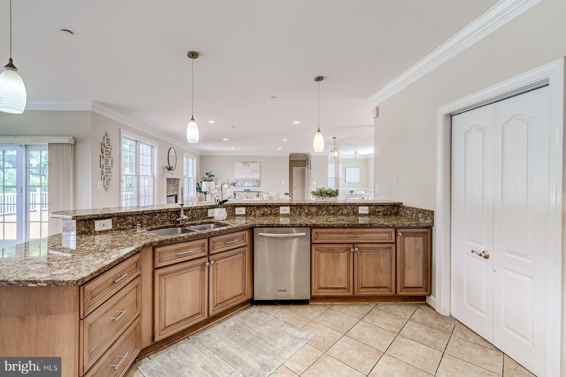 1906 Mayflower Dr