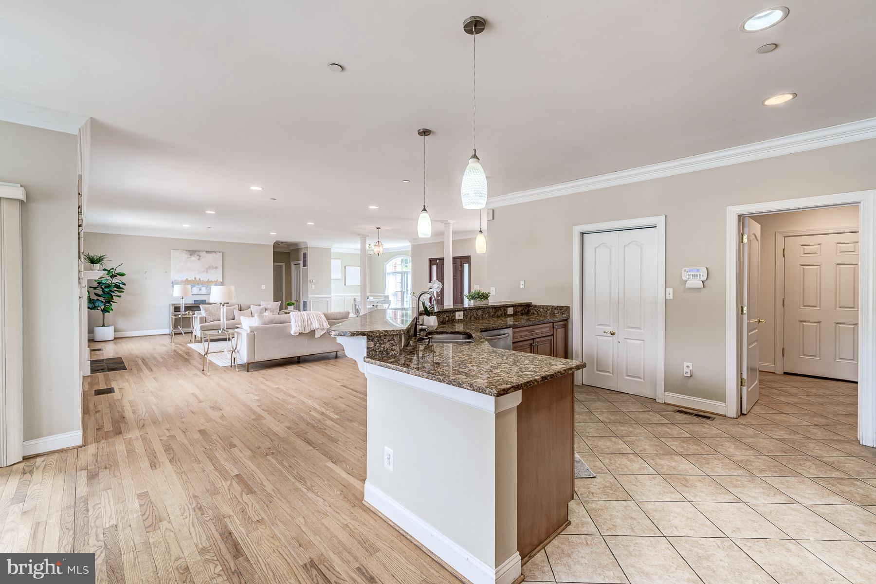 1906 Mayflower Dr