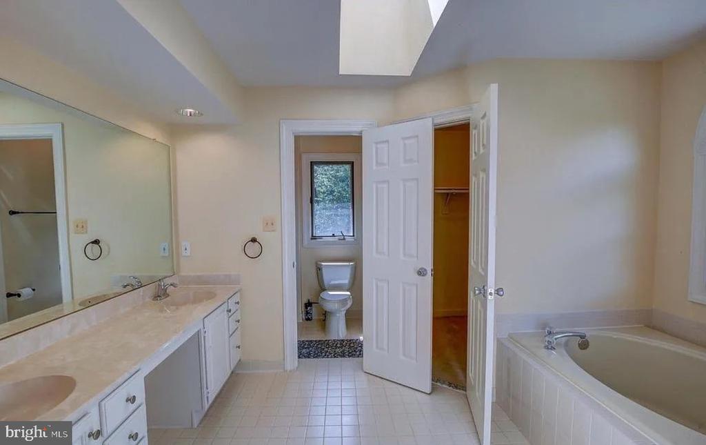 4 RED GRANITE COURT