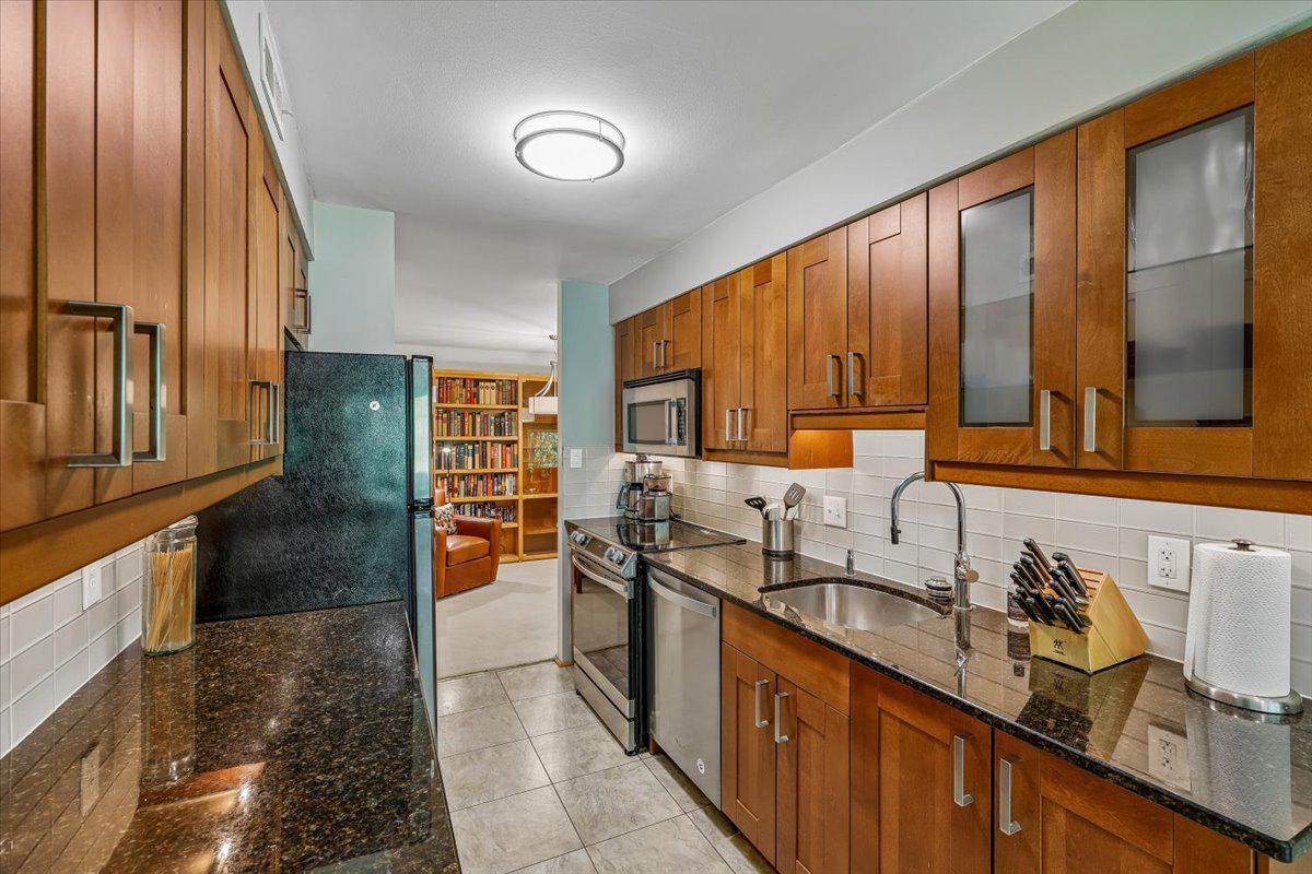 401 CHRISTOPHER AVENUE 33