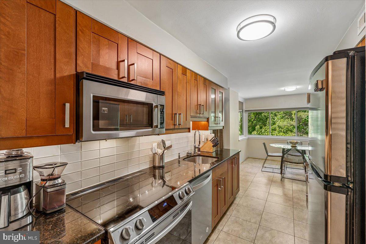 401 CHRISTOPHER AVENUE 33