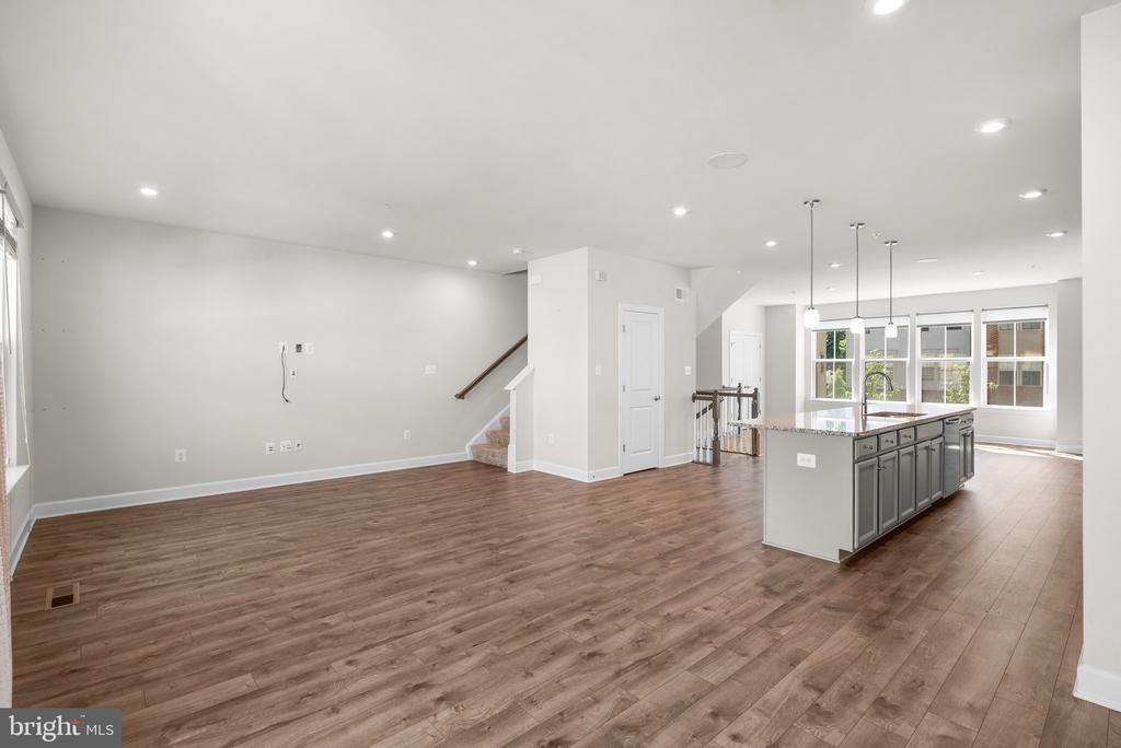 9506 CAPITAL LANE
