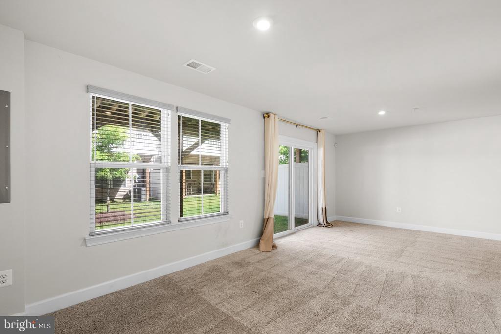 9506 CAPITAL LANE