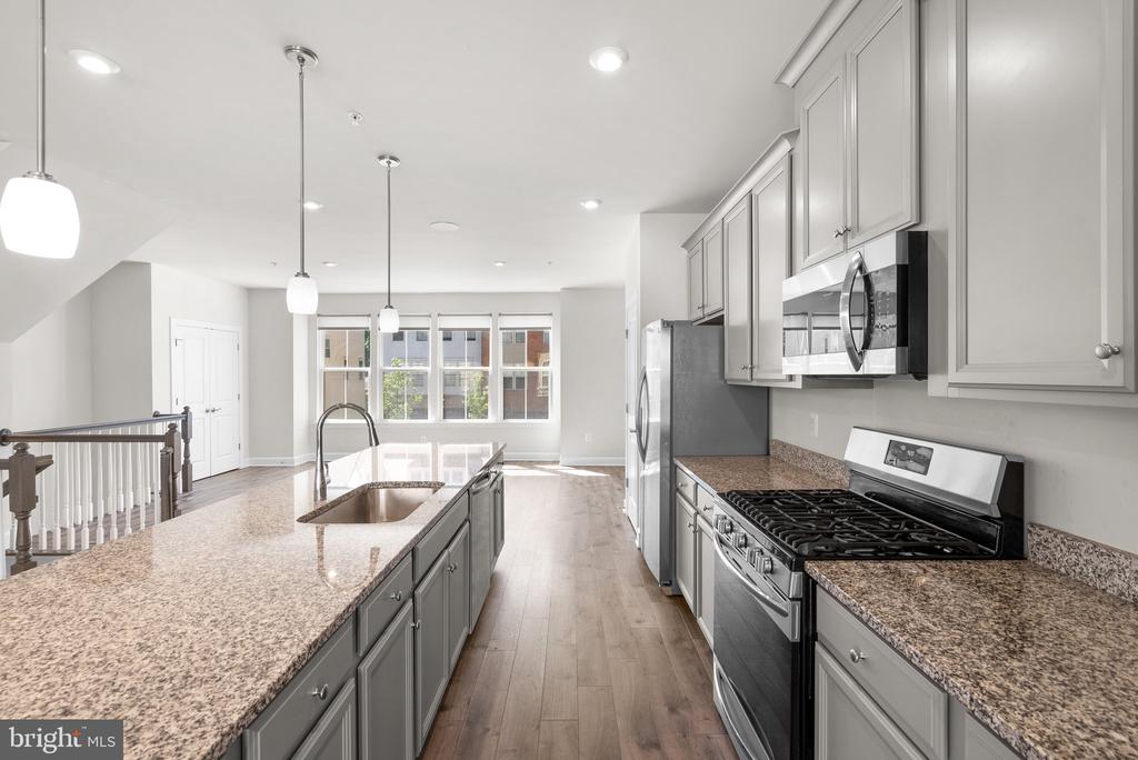9506 CAPITAL LANE