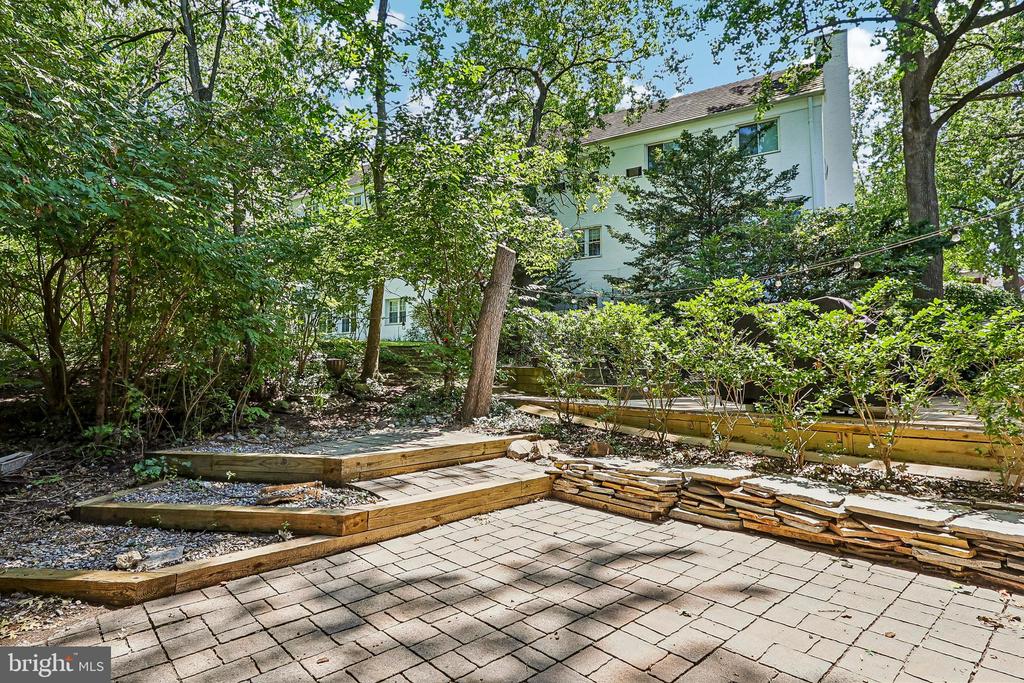 1410 MARTHA CUSTIS DR