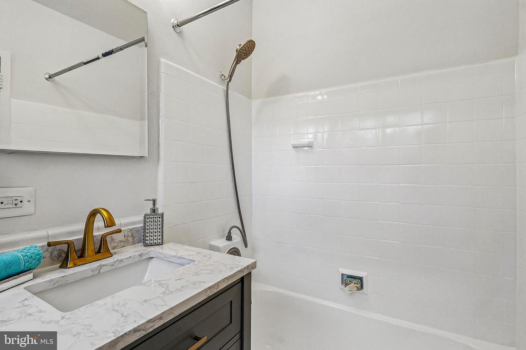 1410 MARTHA CUSTIS DR
