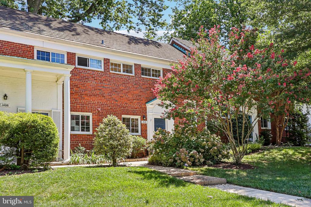 1410 MARTHA CUSTIS DR