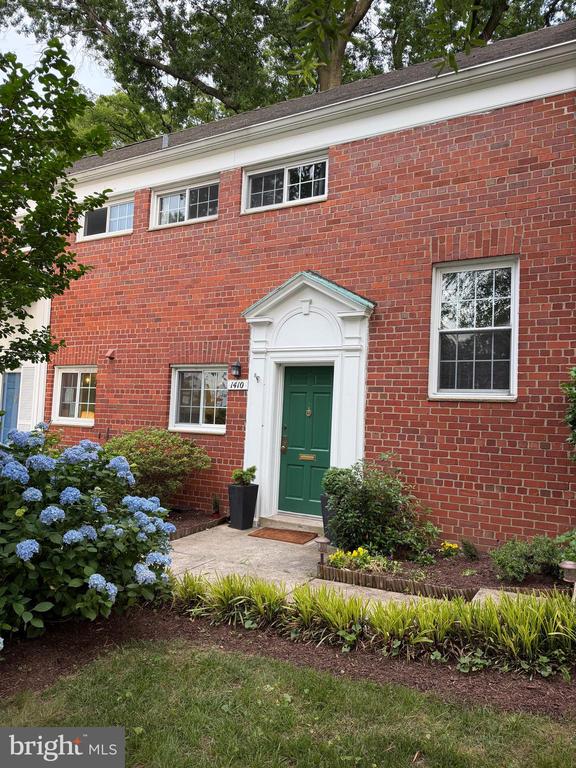 1410 MARTHA CUSTIS DR