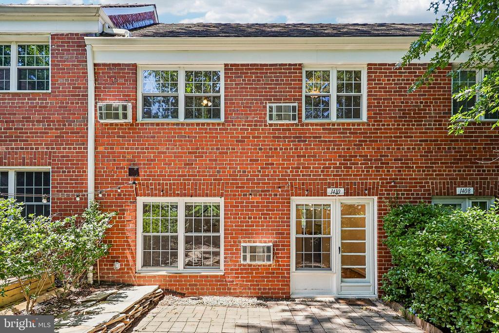 1410 MARTHA CUSTIS DR