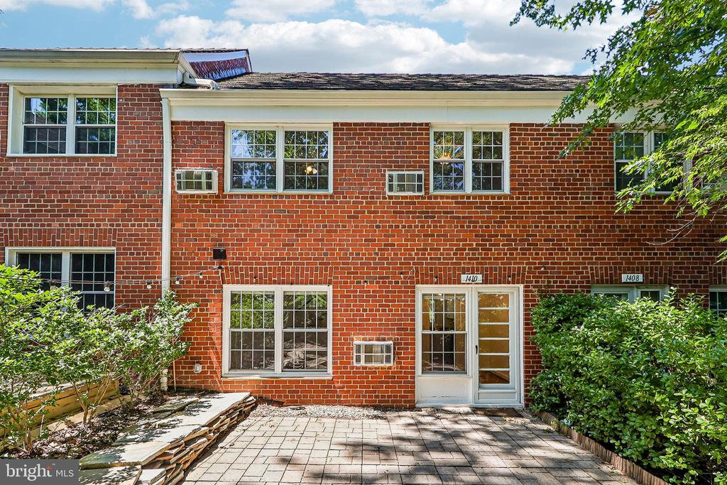 1410 MARTHA CUSTIS DR