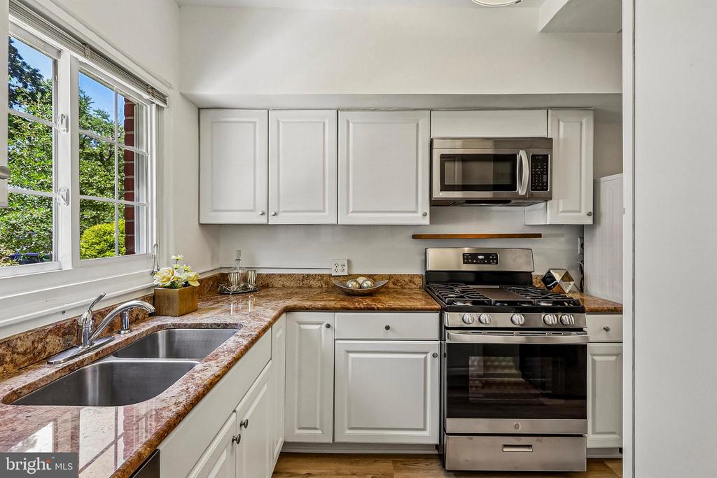 1410 MARTHA CUSTIS DR