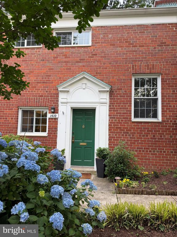 1410 MARTHA CUSTIS DR